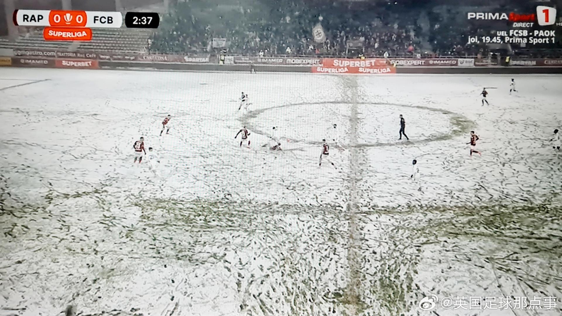 昨晚的罗马尼亚联赛,场内下大雪,客队还被允许穿白色球衣……