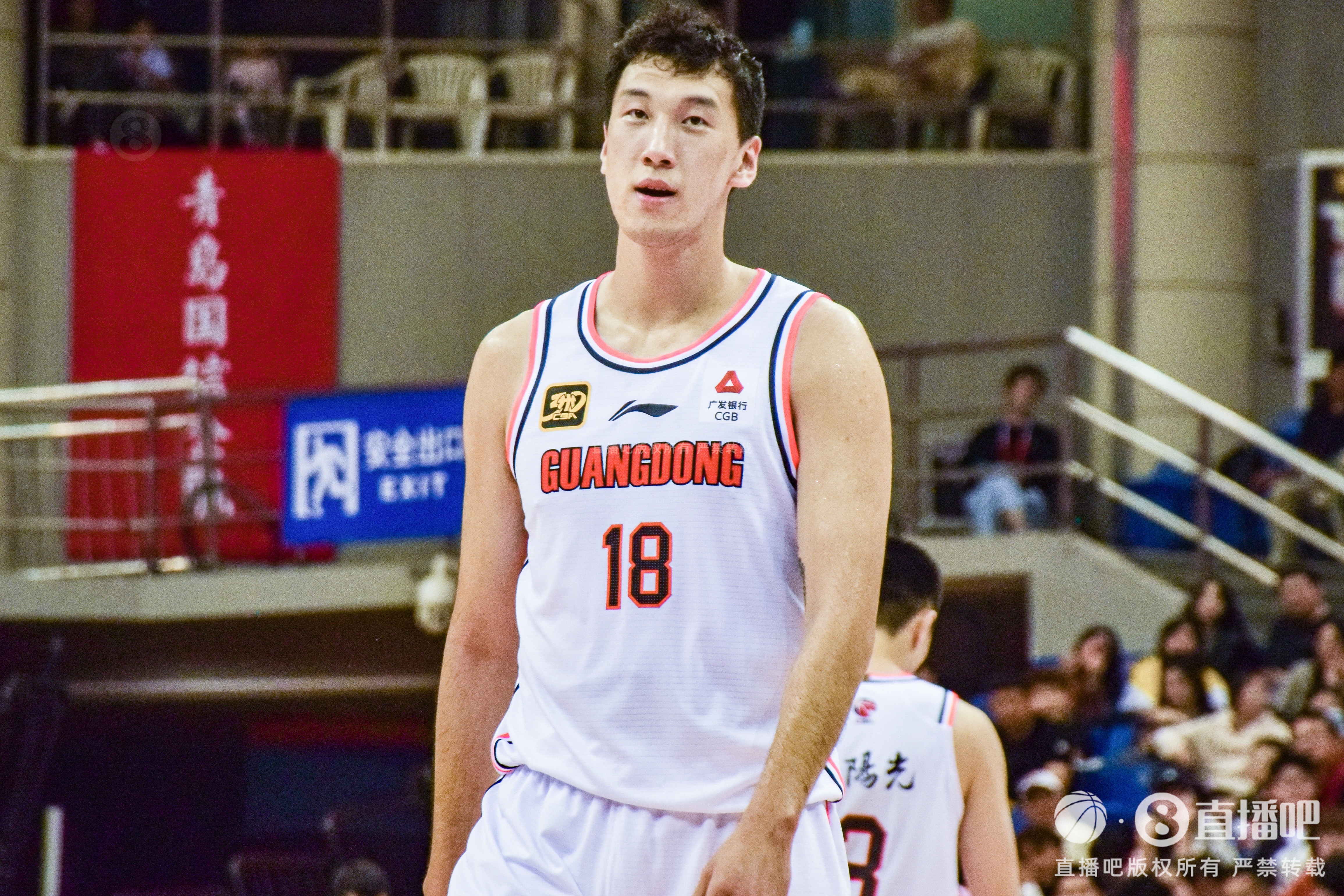  投得很准！杜润旺半场6中4&3记三分拿下11分4板2助1帽