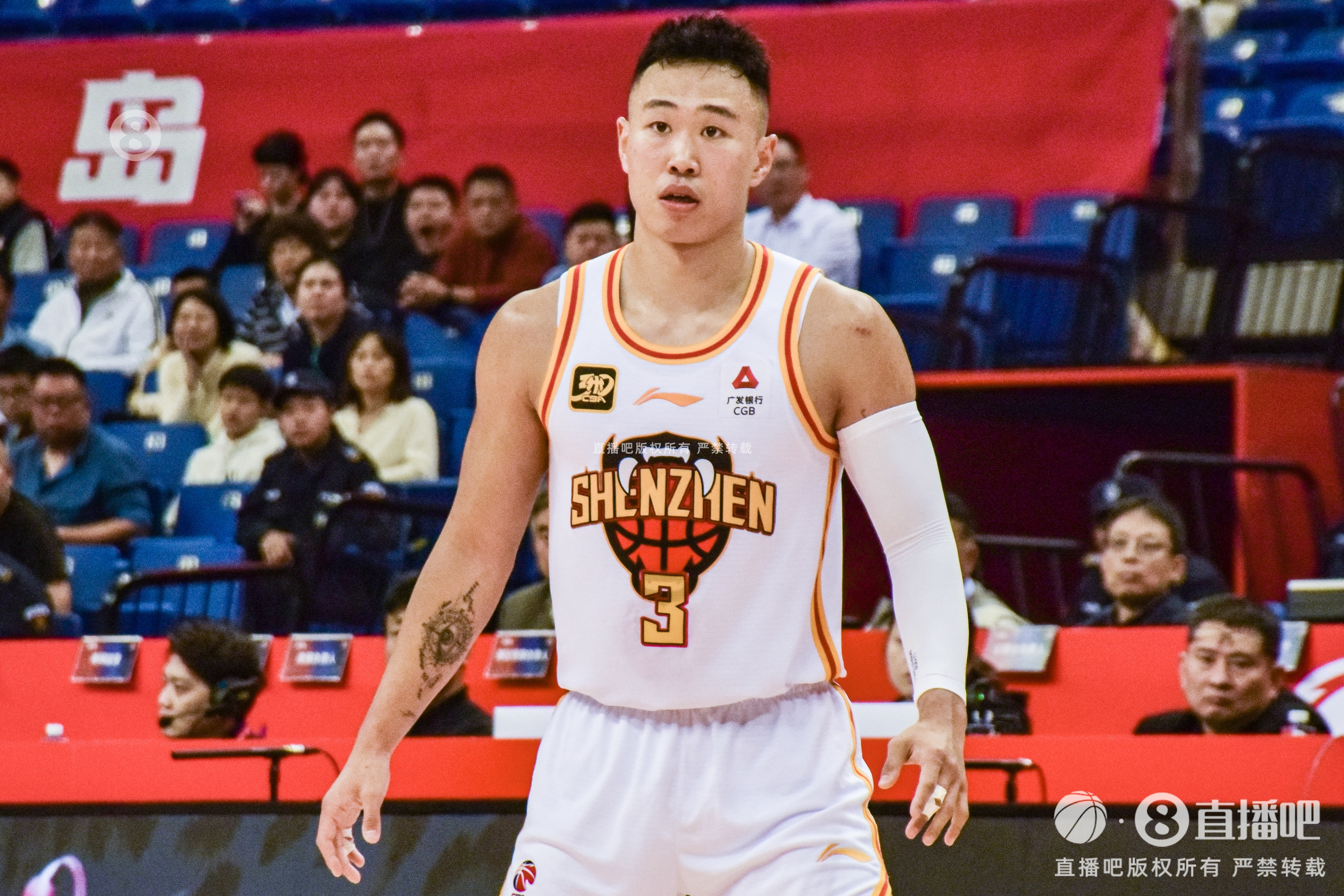  稳定输出！贺希宁上半场9投5中&三分6中3砍下13分3助攻