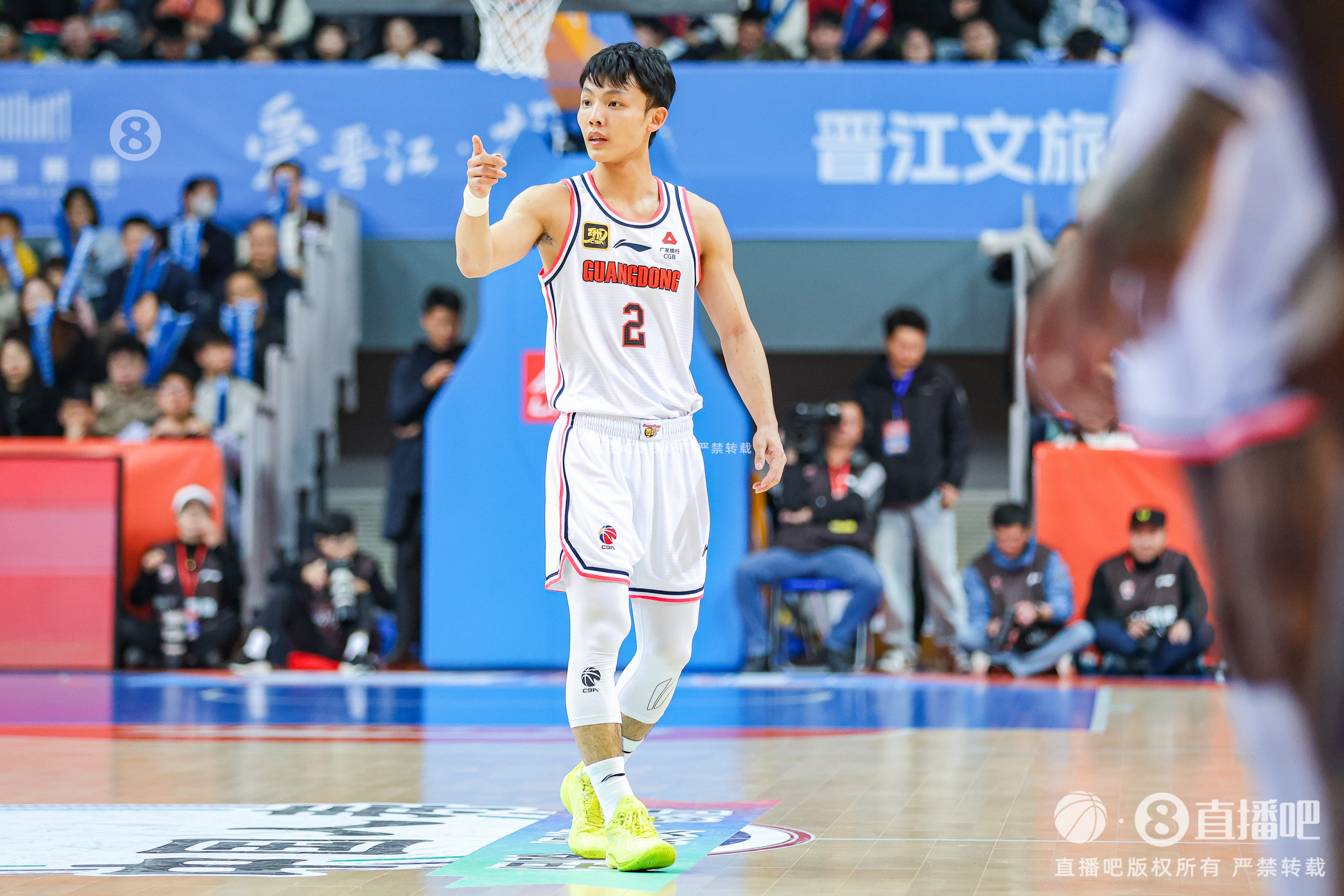  徐中锋手感还没开！徐杰半场12中4&三分7中2拿12分2前场板2助2断